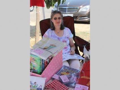 Jessiejo Creative geborduurde babadoeke en -klere is ook te koop by Joan Wium by die Farmyard Vlooimark.