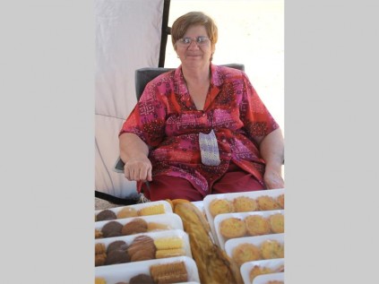 Truida Jansen verkoop self gebakte koekies by die Farmyard Vlooimark.