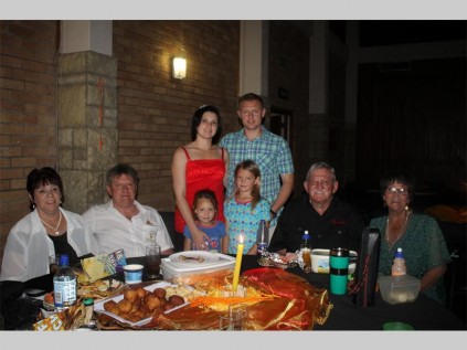 Voor sit Connie Schlebush, Dawid Schlebush, Juan-Marie Schlebush, Juanita Schlebush, Jack Meyer en Rina Meyer. Agter staan Angelique Schlebush en Johan Schlebush.