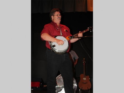 Neels Marais (addisionele lid van die Boeremusiekgilde) speel sy hart uit tydens die Boeremusiekgilde se boeredans by Tom Naudé Saterdag.