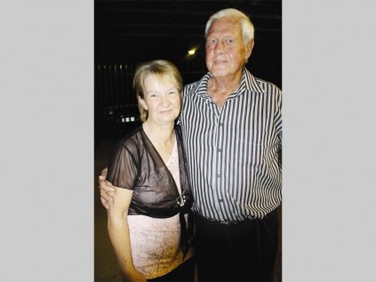Kotie Gillen en Pieter Cornelius geniet die aand saam met die boeremusiekgilde. 