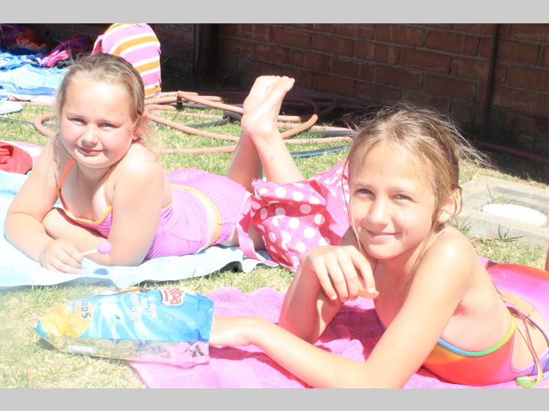 Rianke Blignaut en Anju Combrink word droog in die son nadat hulle in die swembad gespeel het by Oosskool se pretdag.