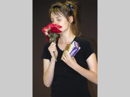Bianca Jardim ruik aan blomme tydens haar opvoering van Blomme vir Annelie tydens die eerste ronde van die Nasionale Eisteddfod by Curro Heuwelkruin.