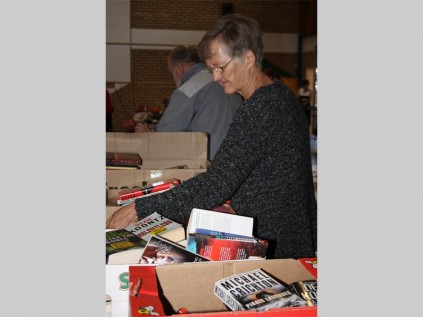 Toets Jacobs is besig boeke uit te soek tussen die talle tweedehandse boeke by die N.G Kerk Pietersburg-Oos se boemelaarsbasaar.