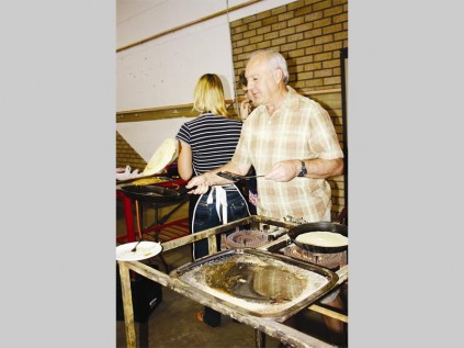 Peet van Vuuren het die pannekoek-flip mooi onder die knie na jare se oefening by basaars. Hy het pannekoek gebak by die N.G Kerk Pietersburg-Oos se basaar.