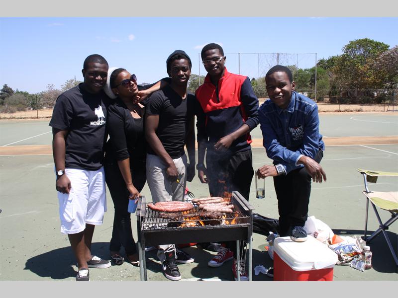 Oupa Mosotho, Tshego Maetisa, Makete Ratsoma, Kutsaka Nkuna, and Lethabo Mantsie have a braai.