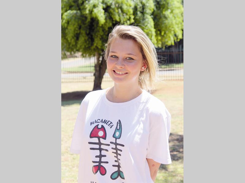 Monique Pelser (16) glo in spesiale aandag in die klaskamer. "Ek waardeer dit wanneer onderwysers probeer om individuele aandag te gee aan leerders wat sukkel met sekere werk. 'n Onderwyser wat die skoolwerk deeglik verduidelik tot almal dit verstaan is vir my 'n goeie onderwyser. Onnies moenie onderskeid tref en witbroodjies hê nie. Hulle moet ook nie onnodig wegbly van die skool af nie," sê sy.