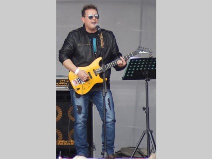 JP Duvenage (Rock Hard Musiekskool, eienaar) vermaak die gehoor met sang en kitaarspel tydens 'n onlangse optrede.