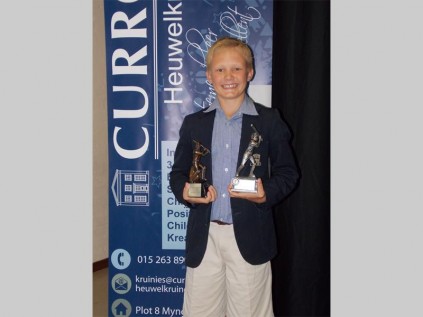 Andre de Villiers is Curro Heuwelkruin Laerskool se kolwer en krieketspeler van die jaar. Hy het hierdie trofeë ontvang tydens die skool se prysuitdeling in Oktober.