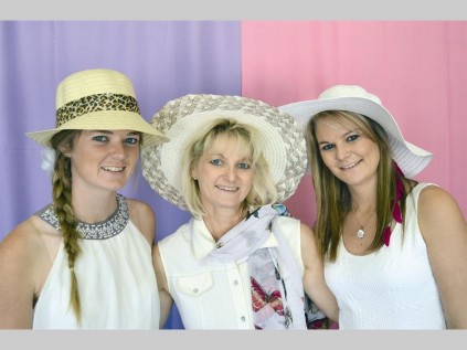 Melanie Grobler, Kathy Grobler en Leanie Grobler wys die spoggerige hoede wat hulle gedra het by Suidskool se ma- en dogtertee in die skoolsaal verlede Saterdag.