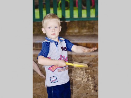 Gabriel de Jager (3) speel in die sandput tydens Suikerbekkie Kleuterskool se opedag op 6 November.