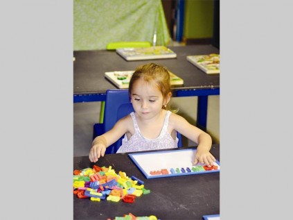 Mieke van der Merwe speel in die klaskamer tydens Suikerbekkie Kleuterskool se opedag op 6 November.