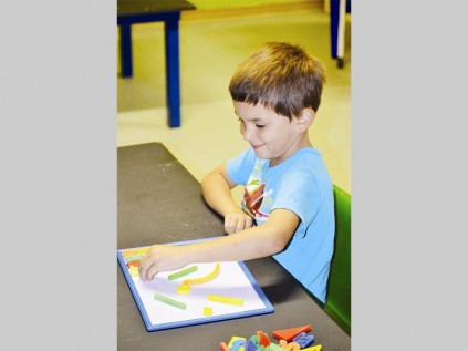 Vyf-jarige, Werner Smit verken die klaskamer speel-speel tydens Suikerbekkie Kleuterskool se opedag op 6 November.