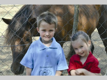 Christiaan Strydom en Mia Geldenhuys van Suikerbekkie Kleuterskool geniet die plaaslewe tydens 'n uitstappie na Plaaswerf Naskool en Vakansiesorg.