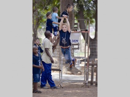 Gerhard Grobler van Suikerbekkie Kleuterskool se Apieklas probeer die ritslyn tydens die kleuters se uitstappie na Plaaswerf Naskool en Vakansiesorg.