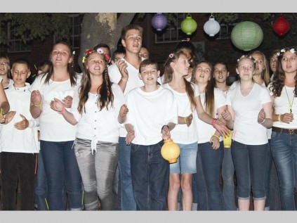 PHS se gr. 8's beïndruk die beoordelaars van PHS se Lenteliedjie-kompetisie met hulle spanwerk. Die gr.8-groep het die tweede plek in hierdie kompetisie losgesing.