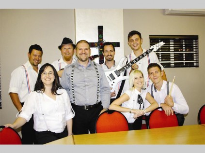 Die aanbiddingsspan van Taberna Dei is voor, Madelein Meyer, Douglas Brooks, Carlien de Lange en Theuna de Jager. Agter staan Altus du Plessis, Frikkie van der Merwe, Danie Oosthuizen en Grant Cahn. Hulle het by die A.G.S. Taberna Dei Ooskampus se Barnyard-konsert opgetree verlede Donderdag en Vrydag.