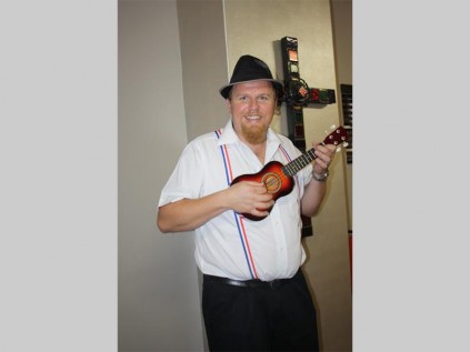 Pastoor Frikkie van der Merwe en sy minia-tuurghitaar sorg vir groot pret en baie lag by die A.G.S. Taberna Dei Ooskampus se Barnyard-konsert verlede Donderdag en Vrydag.