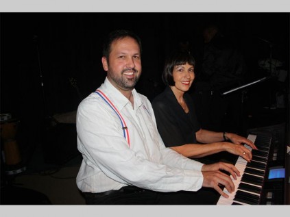 Riaan Prinsloo en sy ma, Erna, wys hoe 'n familie saam kan musiekmaak by die AGS Taberna Dei Ooskampus se Barnyard-konsert verlede Donderdag en Vrydag.