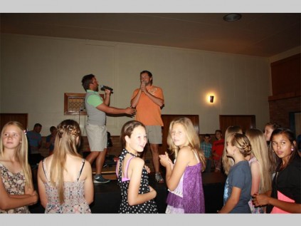 Laerskool Pietersburg-Oos onderwysers Johan Bekker en Steve Kruger sing een van die gewilde Afrikaanse sanger Theuns Jordaan se liedjies by dié skool se Lente sokkie en "karaoke"-geleentheid verlede Donderdag.