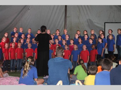 Laerskool Pietersburg-Oos se juniorkoor sing twee liedjies voor Louis Brittz se optrede by Oosskool Donderdag.