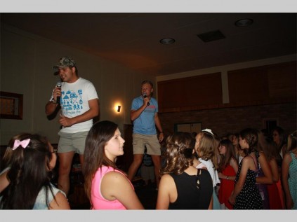 Die gr.6 en gr.7-leerders van Laerskool Pietersburg-Oos jil van lekkerkry met onnies PJ Strydom en Eddie Human wat Robbie Wessels se gewilde "Leeuloop"-liedjie sing by hierdie skool se Lente sokkie en "karaoke" geleentheid verlede Donderdag.