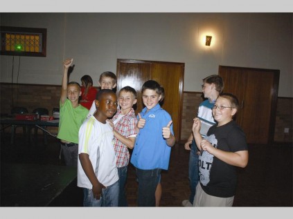 Gadaffi Mokgala, JD en Pieter Roos en Johan Horn met Zanru Jewaskiewitz (in groen) en Gerhard Maree agter hulle geniet Oosskool se Lentesokkie en karaoke-aand. Hierdie aand is aangebied om geld in te samel vir die skool se gr. 7-afskeidsfunksie.