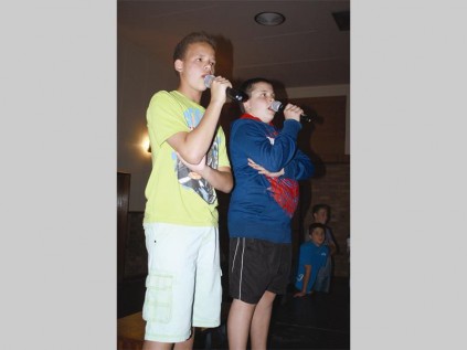 Enrique Louwrens en Dewald de Lange van Laerskool Pietersburg-Oos sing Abba se Mama Mia  tydens Oosskool se Lentesokkie en karaoke-aand. Hierdie aand is aangebied om geld in te samel vir die skool se gr. 7-afskeidsfunksie. 