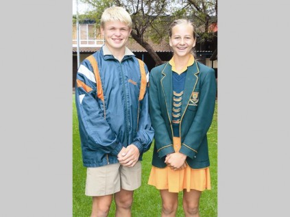 Oosskool-leerders Brandon Cronjé en Ené de Waal is onderskeidelik aangewys as Oosskool se sportseun en sportmeisie van die jaar tydens die skool se sportprysuitdeling wat verlede Maandag plaasgevind het.