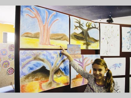 Abigail Olivier wys trots na een van haar kunswerke wat sy uitstal by die A.G.S. Taberna Dei Moederkampus in Jorissenstraat. Die uitstalling sal vandag van 11:00 tot 16:00 oop wees vir die publiek.
