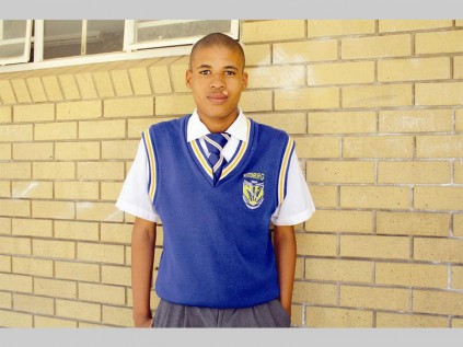 Carlos Knight sê hy gaan by sy familie in Mara kuier vir die Desembervakansie. "Dis altyd lekker om in Mara te kuier, veral om na die  oumense se stories te sit en luister. Hulle het altyd interestante stories om te vertel van hul jongdae en ek geniet dit baie. Ek kuier ook lekker saam met my neefs en niggies, want ons sien mekaar baie min deur die loop van die jaar. Ek sal graag vakansie wil hou in Namibië, vir die woestyn en die see. Ek was nog nooit buite Suid-Afrika se grense nie."