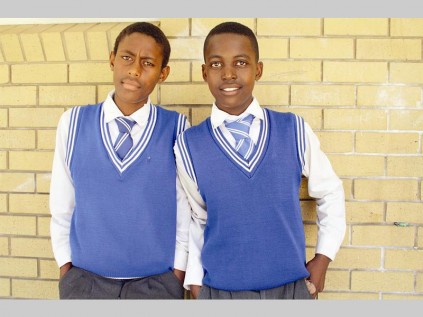 Theo Lefember en sy neef, Peebo, sê hulle gaan nêrens hierdie Desembervakansie nie. "Ek gaan by my vriende kuier en videospe-letjies speel. Ek het nie enige spesifieke plek waar ek graag vakansie wil hou nie. Solank ek my familie en vriende by my het, is ek doodgelukkig," sê Theo. Peebo sê hy sou graag by sy familie in Johannesburg wou gaan kuier in die Desembervakansie.