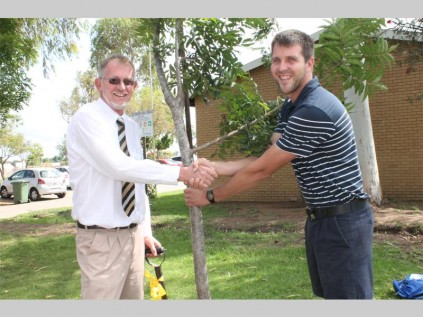 Jimmy Steele (Westenburg, hoof) ontvang 'n skenking van 30 bome vanaf Rentsini Kwekery. Hugo van Zyl (Retsini Kwekery, bestuurder) oorhandig die bome aan Steele.