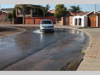 Verveenstraat in Westenburg is sopnat nadat 'n waterpyp in die straat gebars het Vrydagoggend.