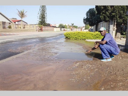Elvis Sithole wys waar die waterpyp Vrydagoggend gebars het in Verveenstraat in Westenburg.