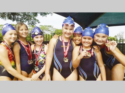 Laerskool Krugerpark se swemsterre wys hulle medaljes nadat hulle die top 10-swemgala in Tzaneen gewen het.
