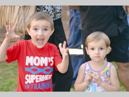 Alejandro  en Carmelia Hermann leer ken hulle nuwe skool tydens Werk en Wen Kleuterskool se oueraand vir volgende jaar se nuwe ouers en kleuters.