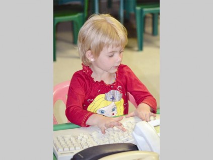 Nikita Kuhn speel met 'n sleutelbord tydens Werk en Wen Kleuterskool se oueraand vir volgende jaar se nuwe ouers en kleuters.