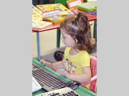 Danielle Illingworth speel in die Pikkewynklas tydens Werk en Wen Kleuterskool se vir volgende jaar se nuwe ouers en kleuters.
