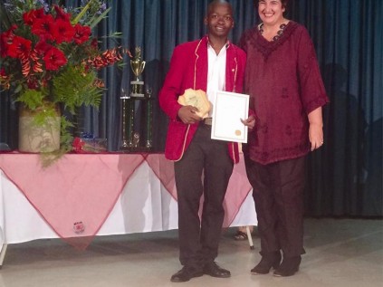 Isaac Maponya is awarded the spark-plug trophy for always participating, being willing to help and never giving up. With him is Emilige Schrõder (teacher).
