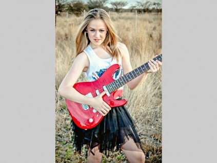 Milan Moon sing onder 'n verhoognaam en hou daarvan dat mense dink sy lyk soos Kelly Clarkson. Sy is een van die vyf studente van Rock Hard Musiekskool wat die verhoog met Blackie Swart, Denny Lallouette en Vinnie Henrico sal deel op 28 November.