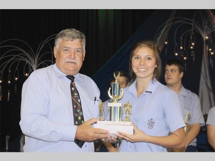 Anél de Vos ontvang die trofee as tweekampatleet van die jaar van Hoërskool Piet Pot-gieter se skoolhoof, Jas Hansen.