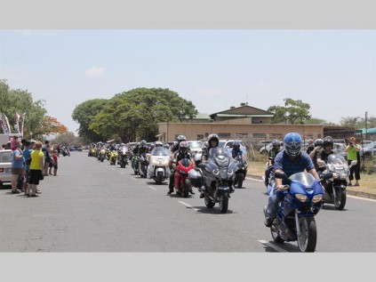 Die motorfietsryers het in 'n lang stoet deur die dorp hulle steun aan die dag gewys.