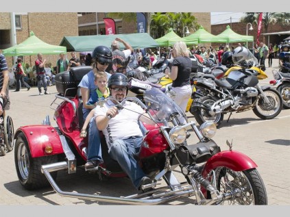 Hierdie jong familie het met hul groot brullende motorfiets aandag getrek.