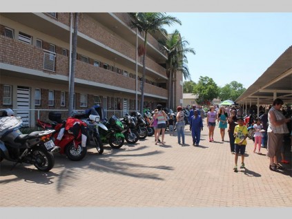 Vroegoggend was die ouetehuis 'n miernes van bedrywighede saam met die talle motorfietse wat netjies in lang rye opdie terrein geparkeer is.
