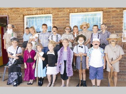 Die CVO-skool Potgietersrus het onlangs hul oupa- en oumadag gehou. Die leerders was uitgedos in hul grootouers se klere en bykomstighede en daar is heerlik saamgekuier. Hier pronk die gr. 1 leerders in hul geleende vere.