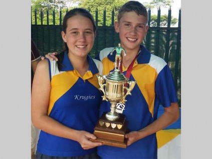 Lené Kruger en Johann Neethling, kapteine van die swemspan, met die trofee wat hulle gewen het as wenners van die top 10-swemgala in Tzaneen. Foto's: Verskaf