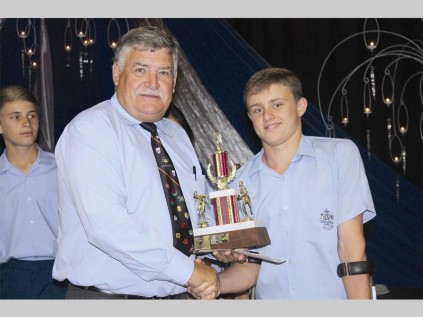 Kurt Kruger is vanjaar die tweekamp-seunsatleet van die jaar. Hier oorhandig skoolhoof Jas Hansen sy trofee. Kurt het ook die trofee as die skool se beste gholfspeler ontvang.