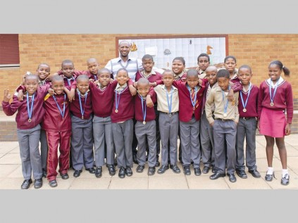 Mokopane Primary School is proud to introduce their first official hockey team. They have already played a match this past weekend at the diabetic awareness campaign hosted by Folang medical scheme. William Khumalo, trainer, wants to warn their competition because in 2015 they are entering the league.