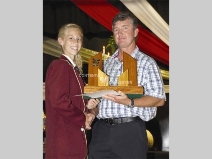Ilse Gravett ontvang die trofee vir kultuur-leerder van die jaar (ekstern) van Jan Oosthuizen.
